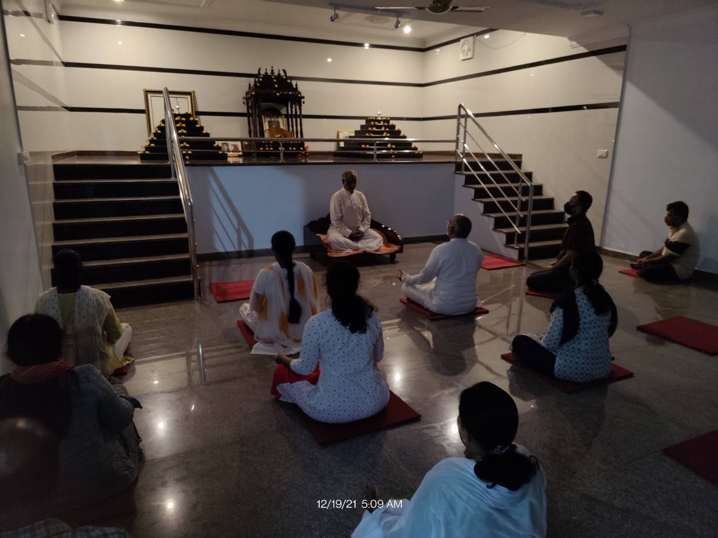A group Dhyana session at Achala Ashram